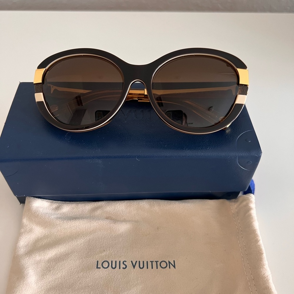 Authentic Louis Vuitton Sunglasses/ Petit soupcon cat eye sunglasses. LIKE NEW